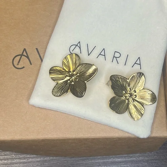 ALLYSA FLOWER GOLD EARRINGS WATERPROOF

 NWT - Picture 2 of 4